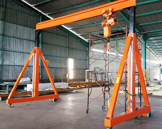 Adjustable gantry crane